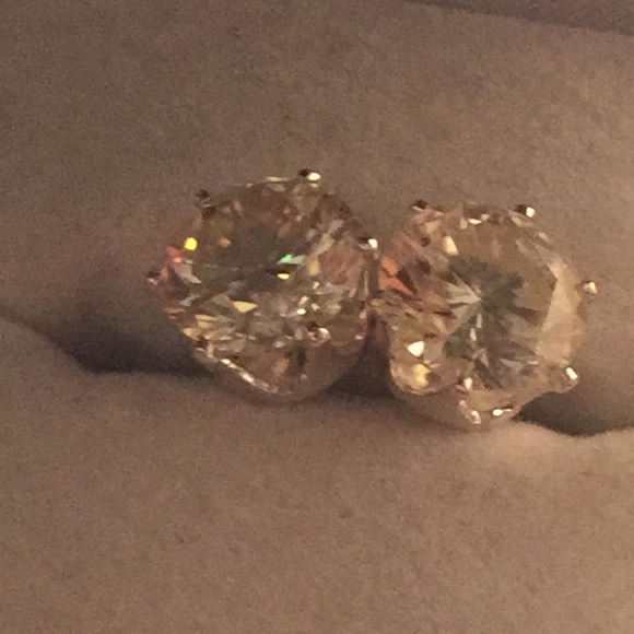 2.5 Ct white moissanite studs - Picture 3 of 7